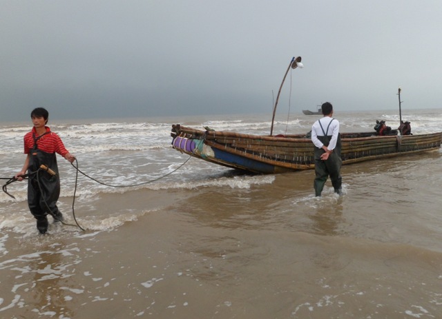 อาชีพประมงของประชาชนในหมู่บ้านTrà Cổ
